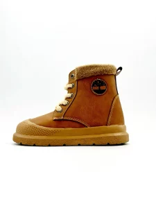 بوت بچگانه بغل درخت